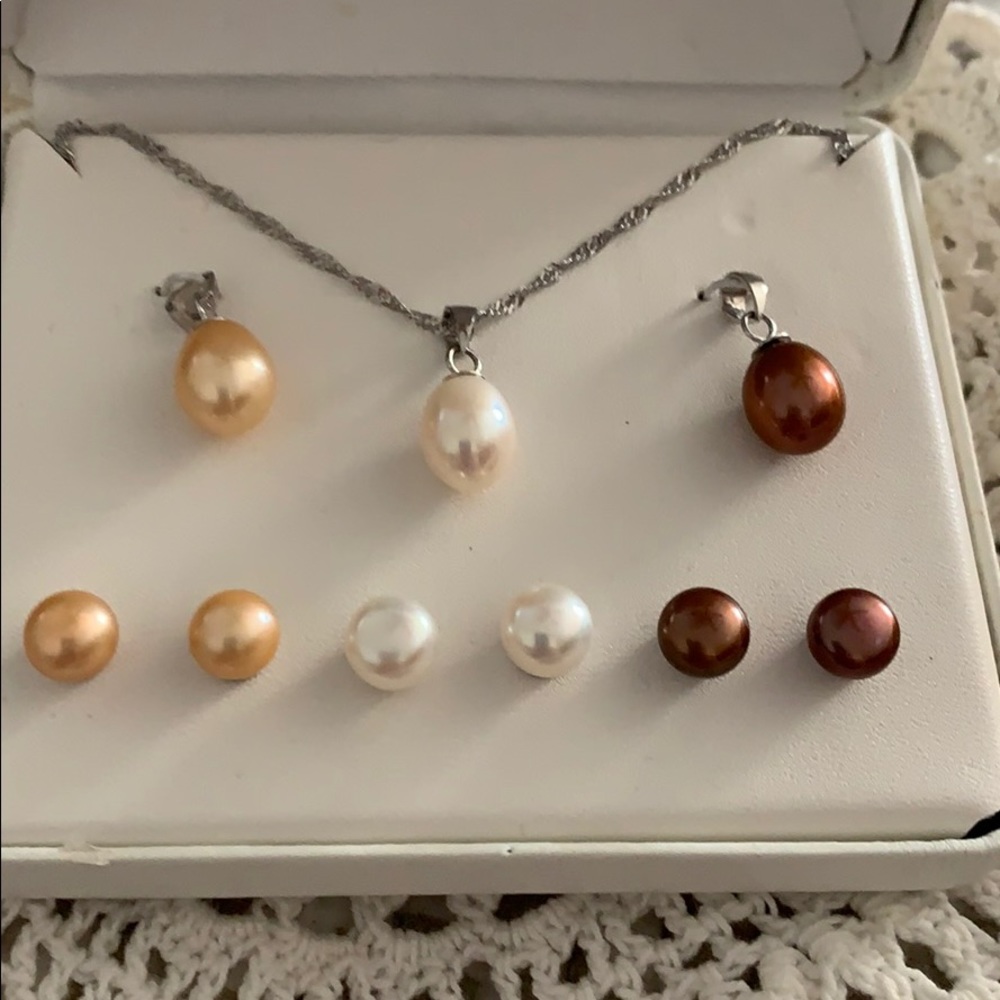 Necklace and earrings set